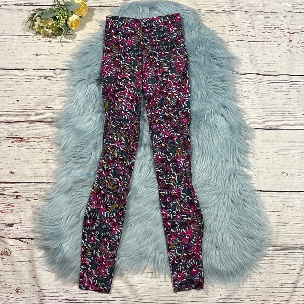 Lululemon Base Pace High-Rise Tight 28" *Brushed
Floral Electric Multi Nulux